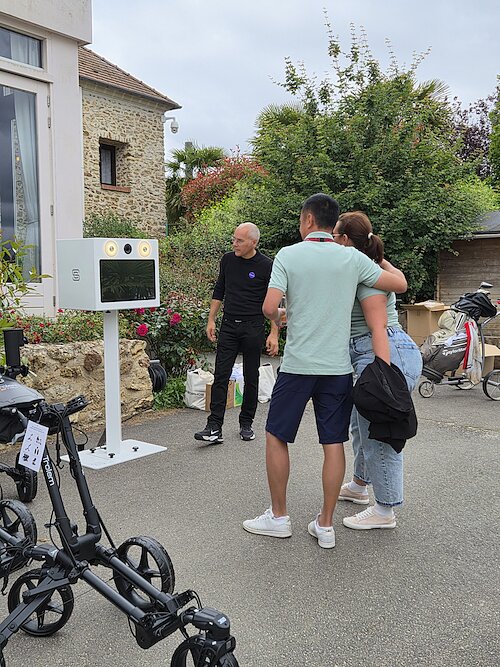Invités devant le photobooth pendant la réception du Trophée Valyde & Co.