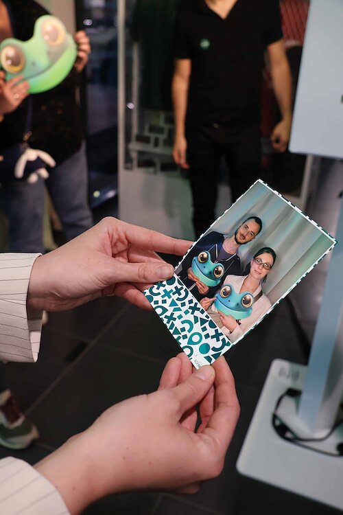Tirage photo personnalisé lancement Twingo E-Tech Electric - accessoires grenouille photobooth concession Renault